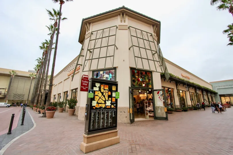 THE COMPLEX IN THE Meridian WITH THE FLOWER POT, PLANTS, TREES