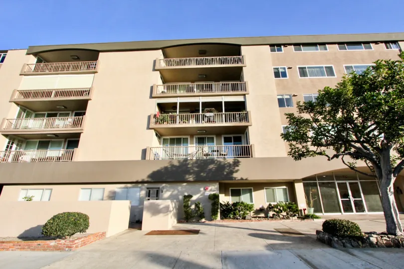 THE HOUSE IN THE NEWPORT BAY TOWERS WITH THE LOTS OF BALCONI, TREES, PLANTS