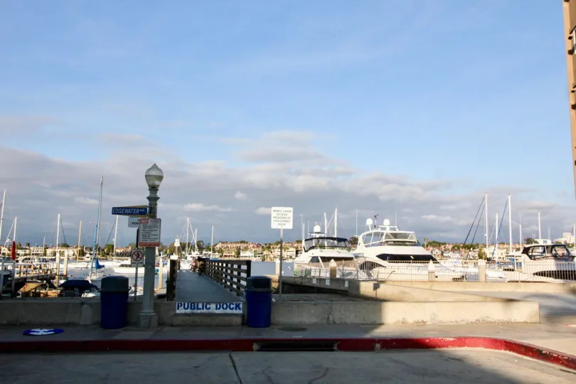 THE HARBOR IN THE NEWPORT BAY TOWERS WITH THE SHIPS, LAMP, DUSTBINS