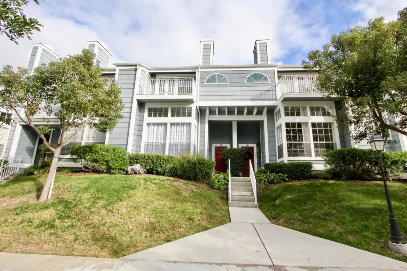 THIS PICTURE SHOWS THAT THE HOUSE IN THE NEWPORT KNOLLS WITH THE UPSTAIRS, PLANTS, TREES