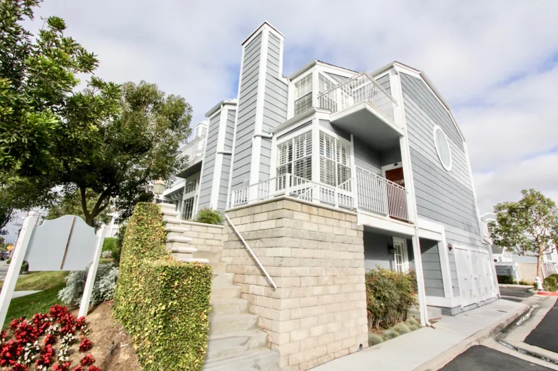 A cloudy day in the Newport knolls with a house and steps.