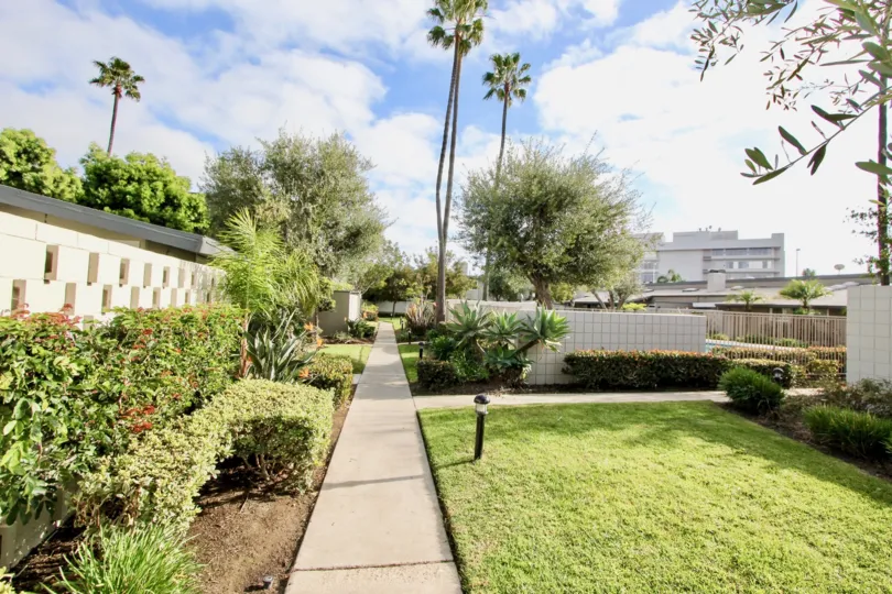 the park lido is a walking path of the newport beach in CA