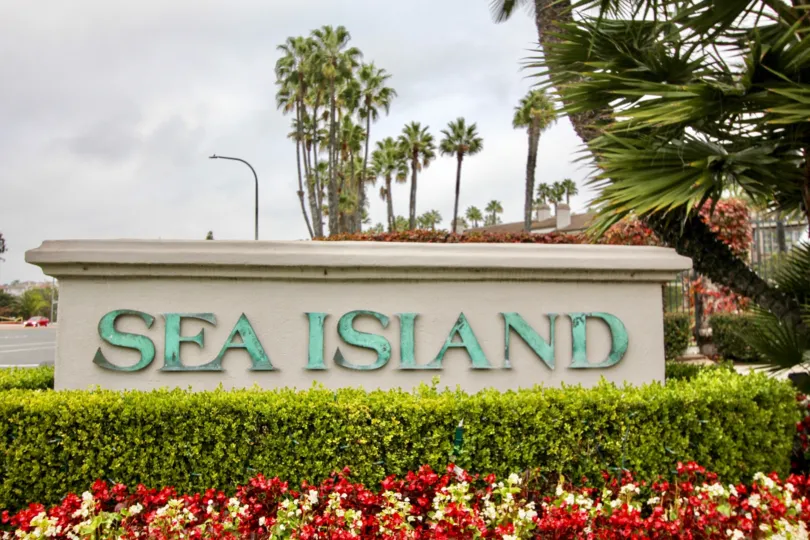 the sea island lusk is a flower pot park of the newport beach city in ca