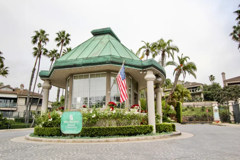 THE EXCELLENT HOUSE IN THE SEA ISLAND LUSK WITH THE NATIONAL FLAG, FLOWER PLANTS, TREES