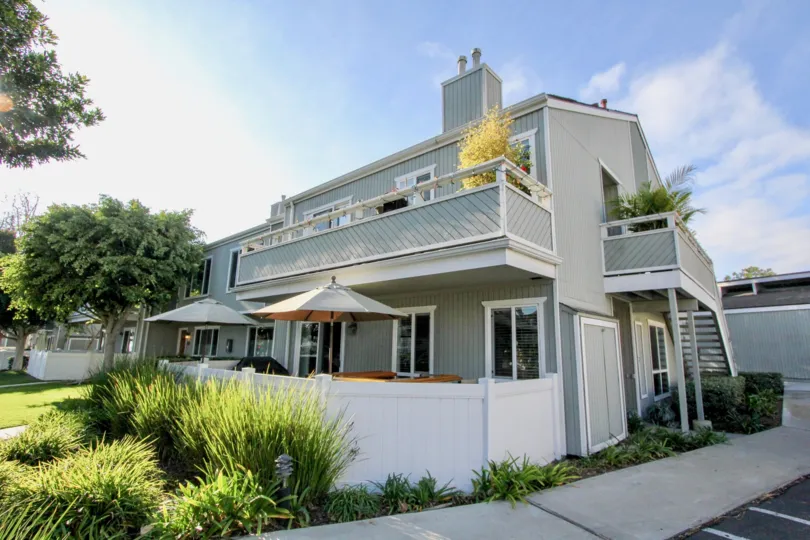 a warm day in the seawind with house that has top of yellow liefs on the garden