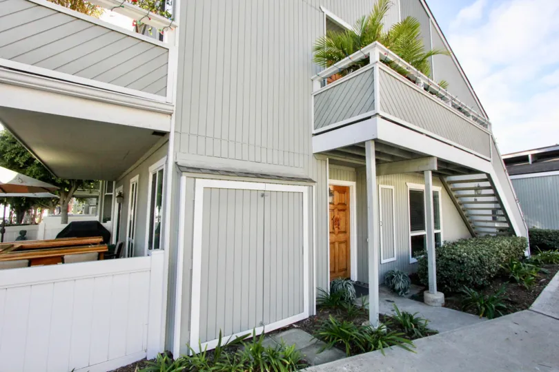 A sunny day in the Seawind with a house and plants.