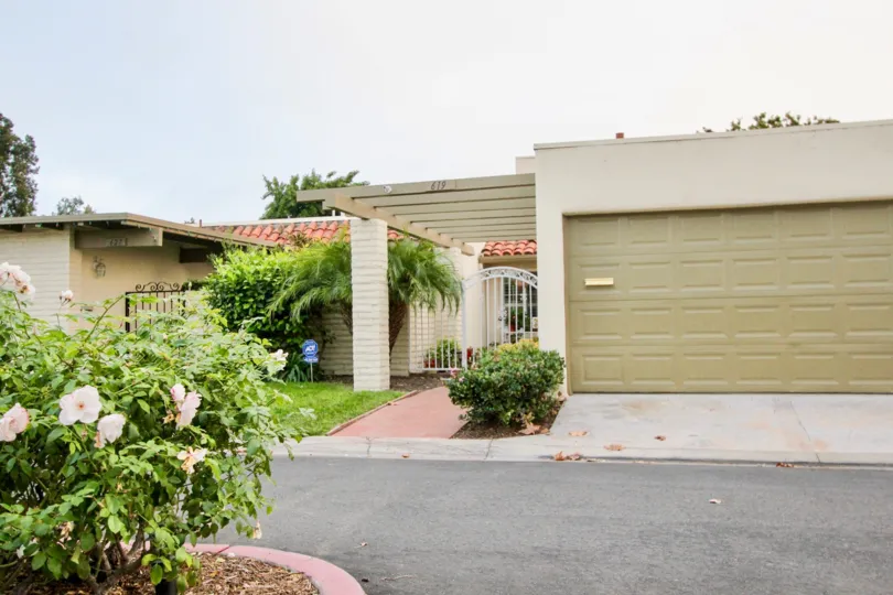 THE 627 APARTMENT IN THE The Plaza WITH THE SHUTTER, STEEL GATE, LAWN