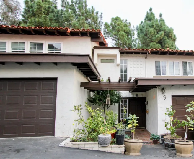 THE 9 HOUSE IN THE VILLA GRANADA WITH THE WOODEN DOOR, PLANTS, TREES