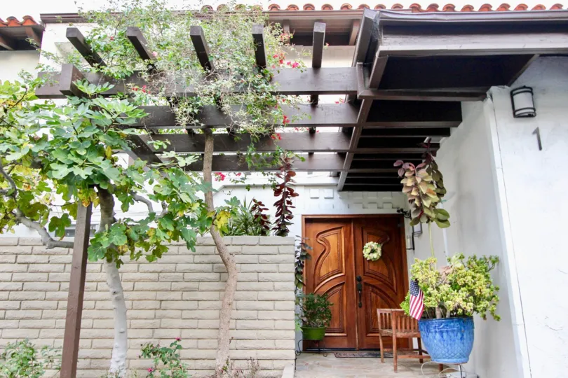 THE 1ST APARTMENT IN THE VILLA GRANADA WITH THE PLANTS, FLOWER POT