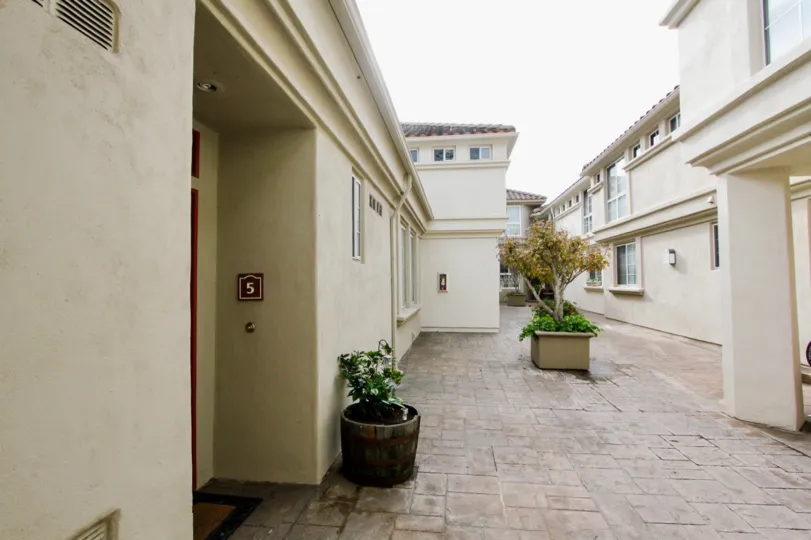 THE 5 APARTMENT IN THE VILLA SIENA WITH THE FLOWER POT, PATHWAY