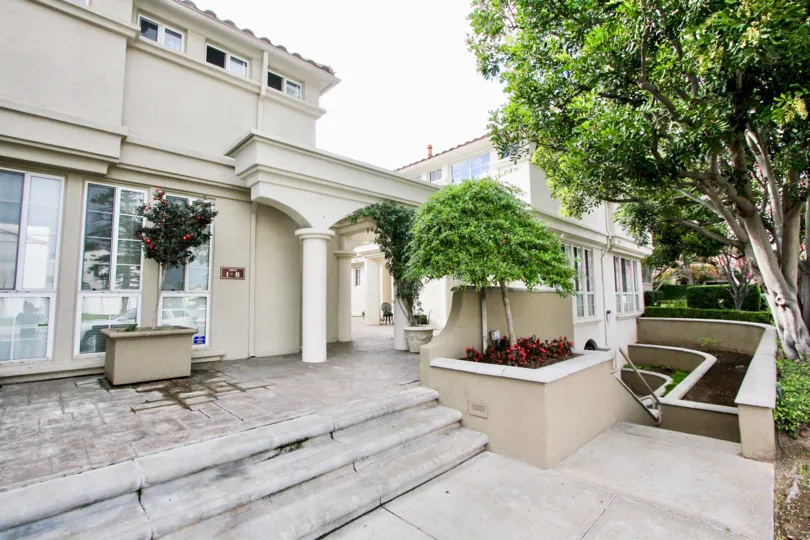 Apartment in Villa Siena has trees and plants with flowers