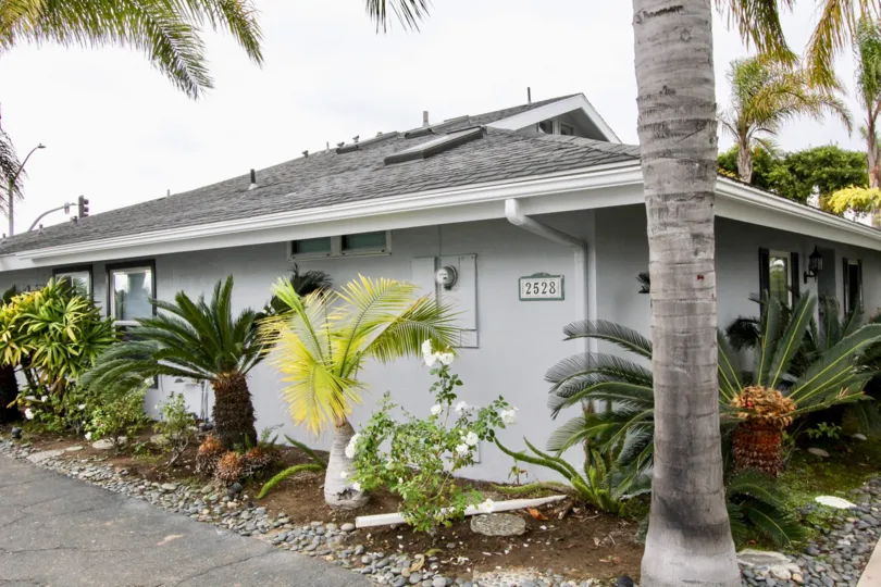 House in Vista Bahia has light lamp and trees with bushes