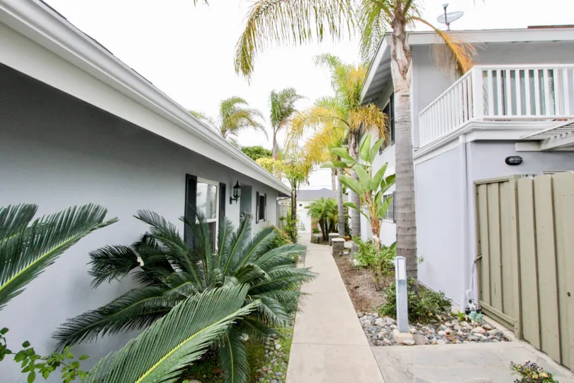 A cloudy day in the Vista Bahia with a path between houses.