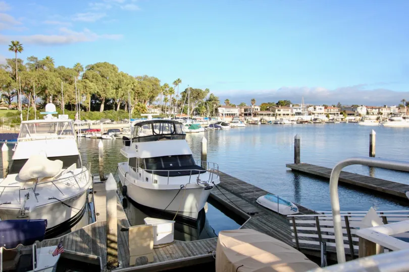 THE HARBOR IN THE VISTA DEL LIDO WITH THE SHIPS, TREES
