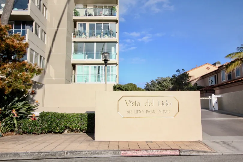 a sunny day in the vista del lido with building that has 3 storey and named vista del lido
