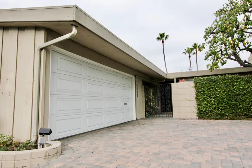 the Westcliff Villas is a enlarged parking area of the newport beach in CA