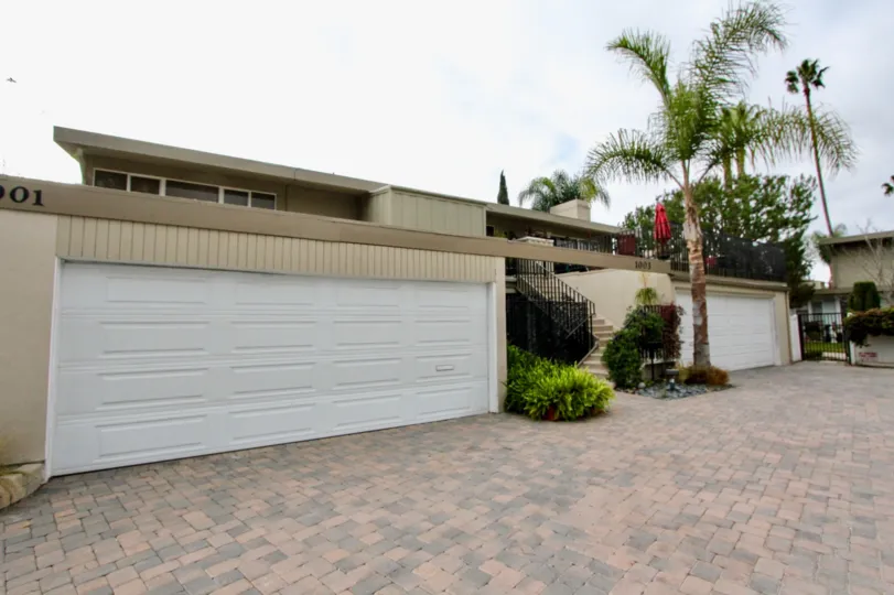 THE 901 VILLAS IN THE WESTCLIFF VILLAS WITH THE SHUTTER, UPSTAIRS, PLANTS, TREES
