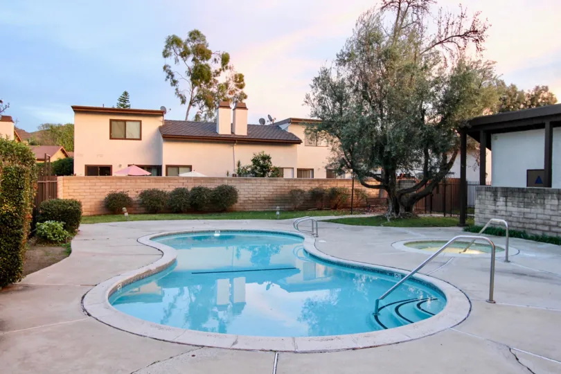 A houses in country Hollow is like a Farmehouse with swimming pools, row houses and trees, Plants.