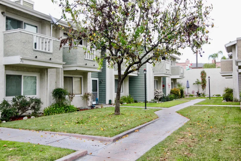 Pathway to the villa is full of lawn with trees and light lamps in fletcher Avenue