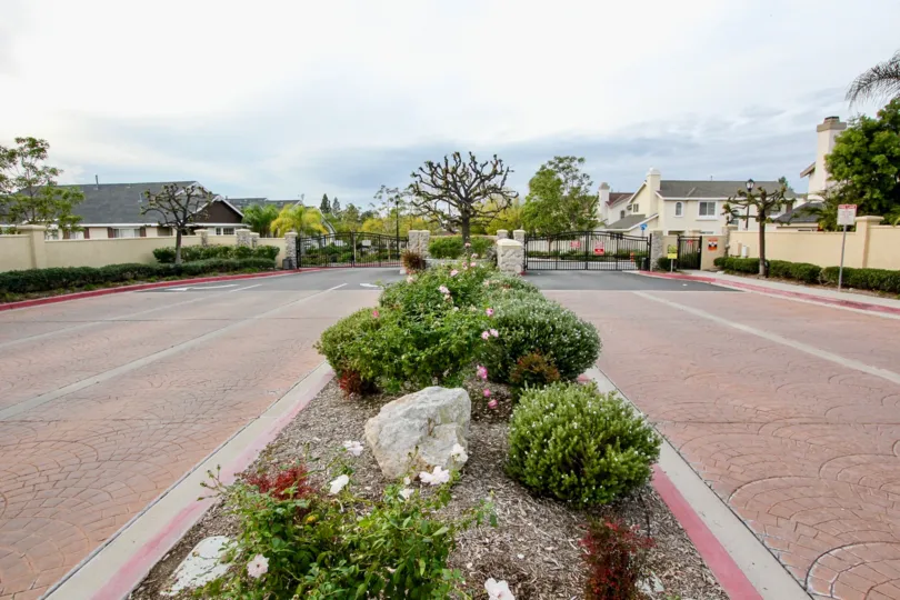 The meridian of the entrance of Huntington with flowers and shrubs