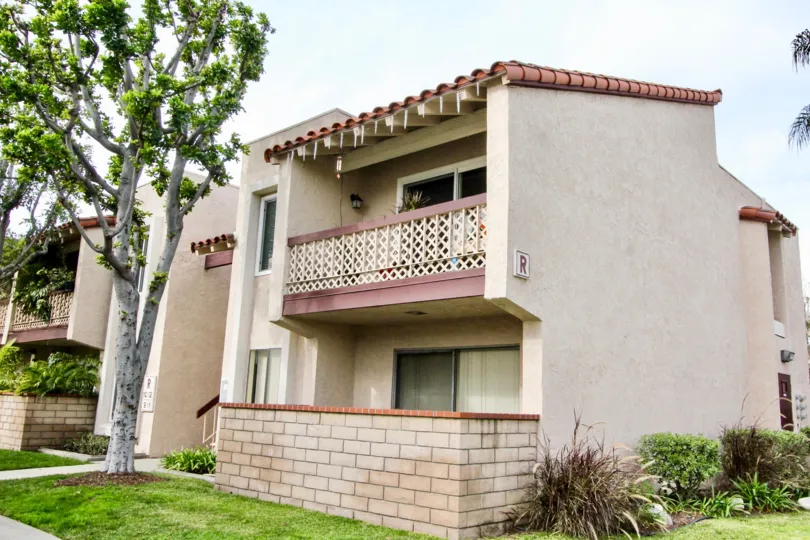 An elegant apartment with beautiful front yard in La Veta Monterey community