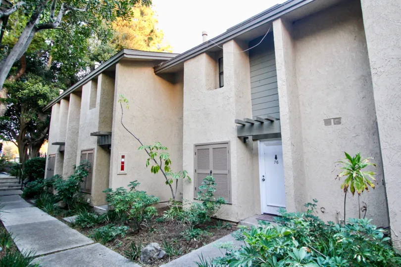 The homes in the orange lakes is very elegant and pleasant with trees and plants.