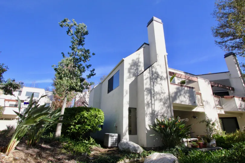 Trimmed bushes surrounding a multifamily building in Villeurbanne community Orange, CA.