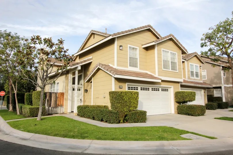 Spacious home with hedges and manicured lawn with built in garage in Vista Santiago, Orange.