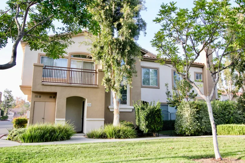 Spacious green lawn and trees around a villa in Bella Ventana of Rancho Santa Margarita