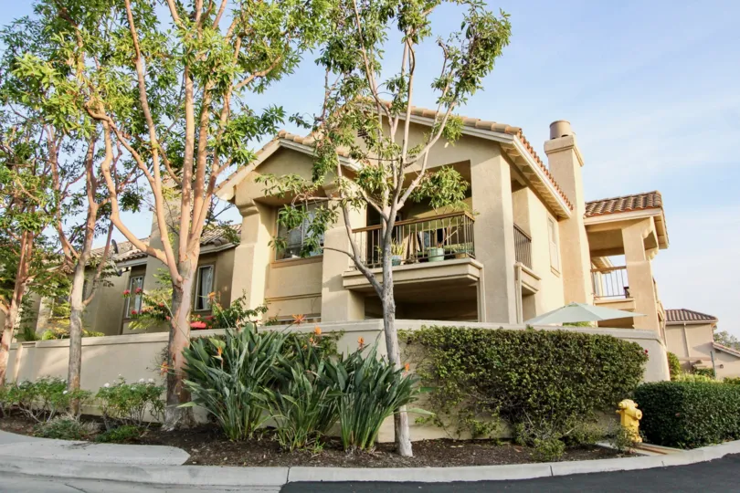 Mature trees and well maintained community lanscaping compliments this corner unit at the Belterraza community