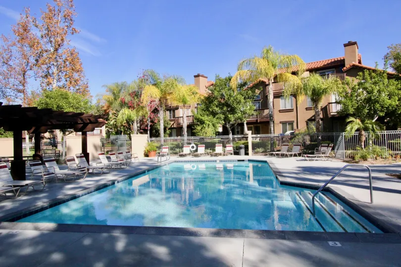 Spacious Apartments in Rancho Santa Margarita, California. Community of Brisa del Lago II. Huge swimming pool. Lounging chairs to catch some sun.