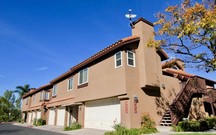 Cozy apartments in Brisa del Lago ll on a sunny day