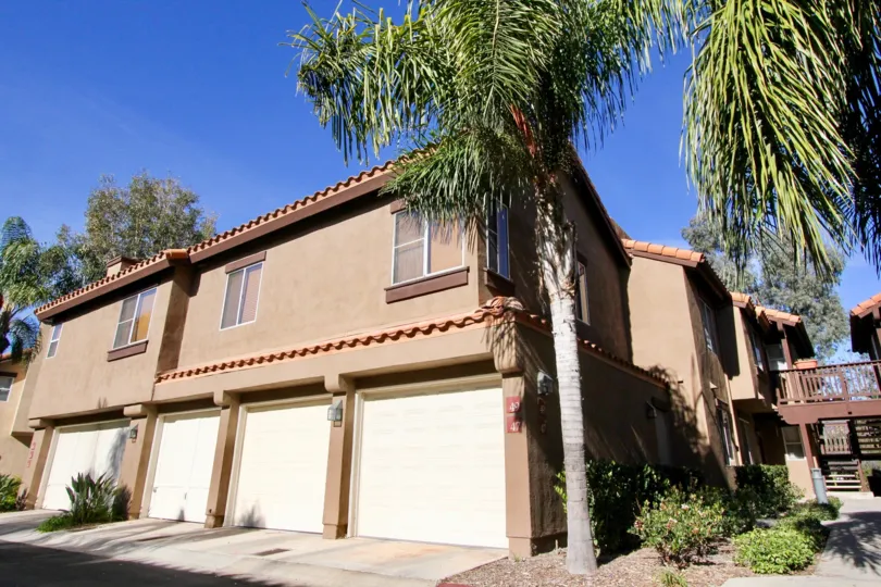 A sunny day in the Brisa del Lago II neighborhood at a brown two story house.