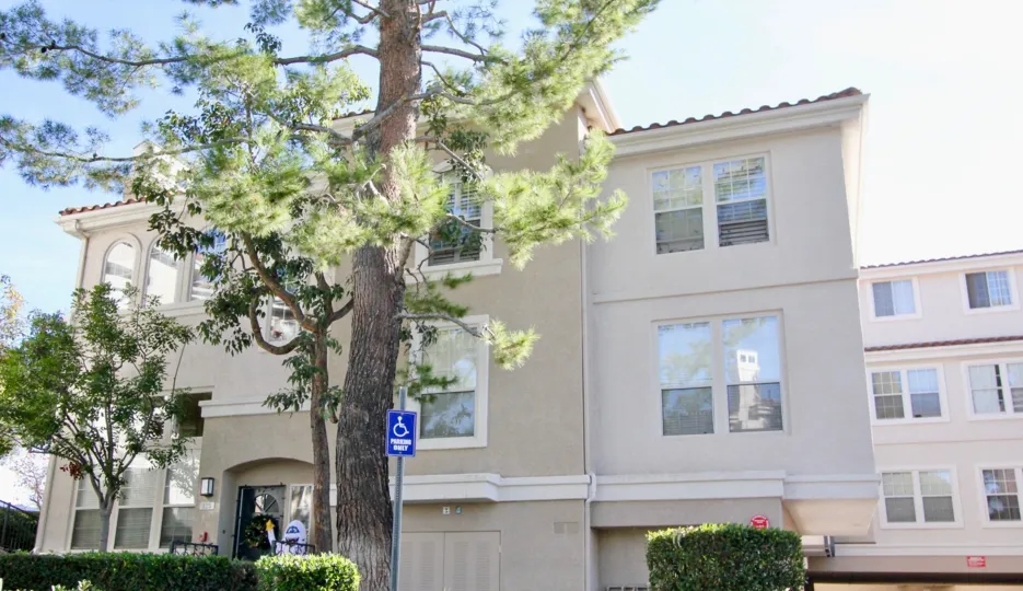 the cierra del lago house is the apartment model house of the rancho santa margarita city in california