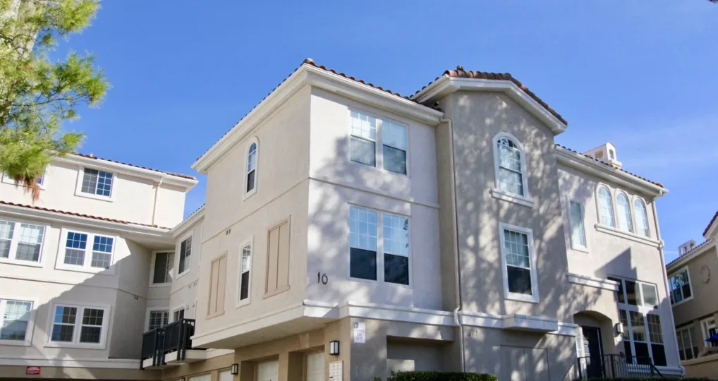 Big apartment building in Cierra Del Lago in Rancho Santa Margarita, CA