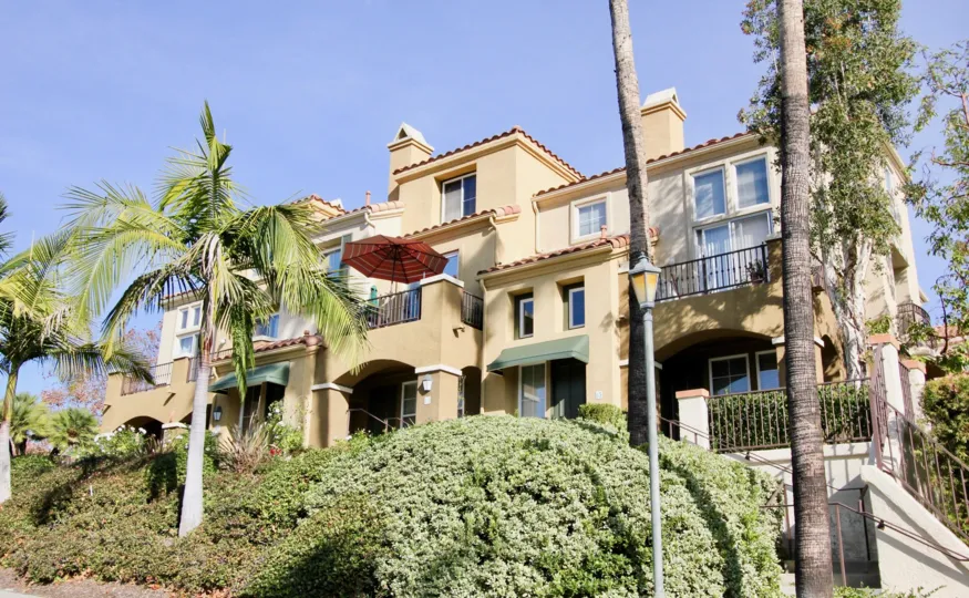 THE FLAT IN THE CORTE MELINA WITH THE BALCONIS, UMBRELLA, UPSTAIRS
