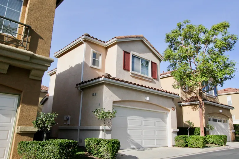 Several diffrent colored homes with garages in Los Abanicos community in Rancho Santa Margarita, California.