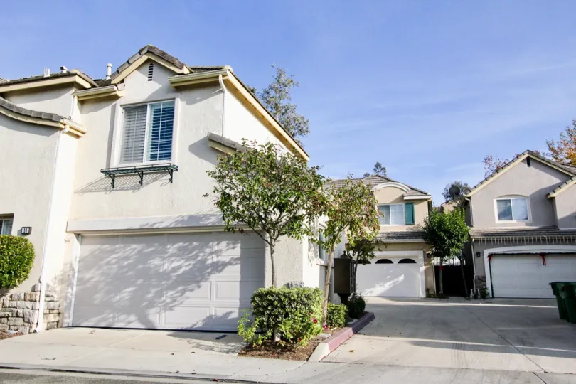Two-storey residences in the Magnolia community with an inner parking and closed garages.