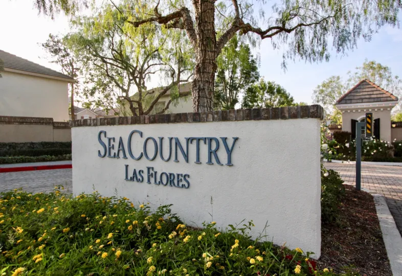 THE FLAT IN THE SEA COUNTRY WITH THE SEA COUNTRY LAS FLORES WALL, FLOWER PLANTS, TREE
