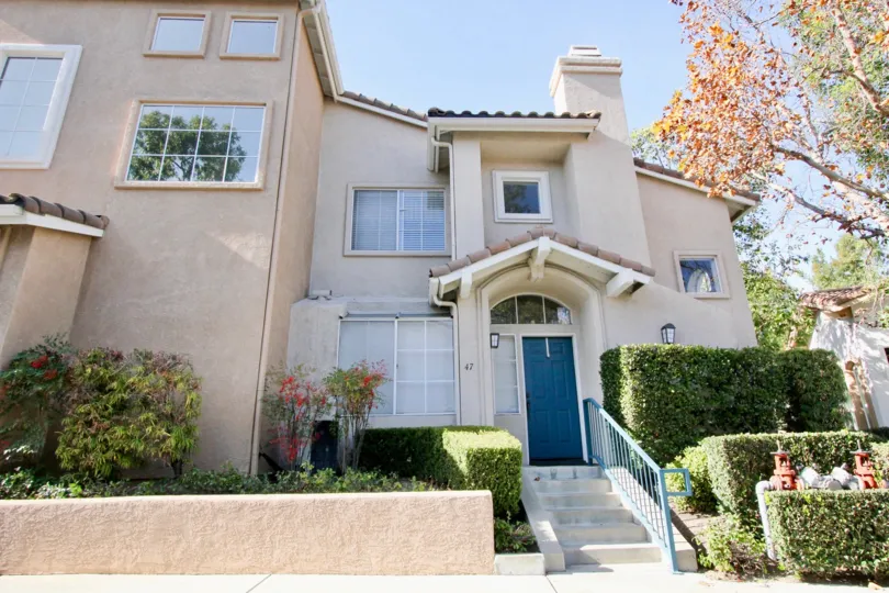 THE 47TH FLAT IN THE TIERRA LINDA CITY OF STEPS, PLANTS, TREES