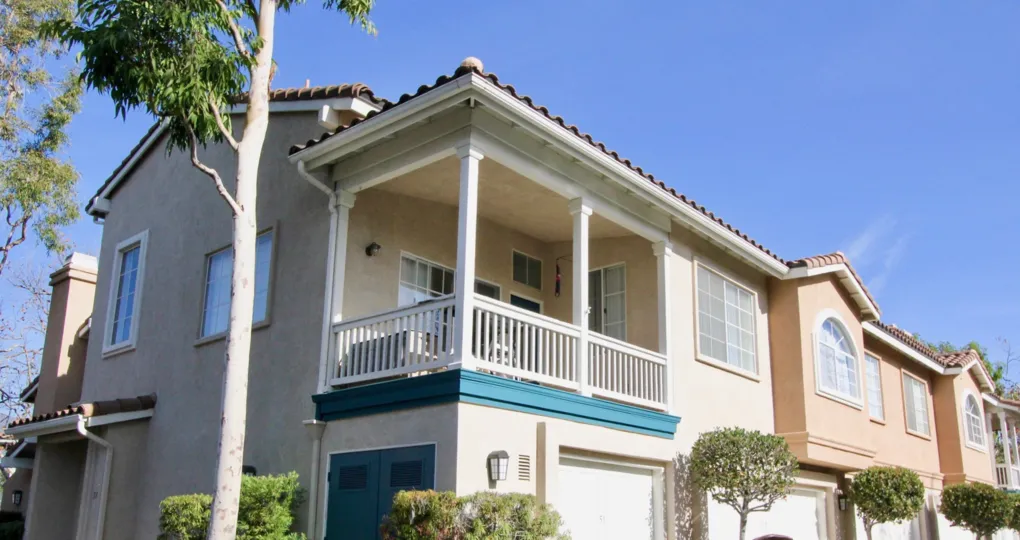 Attractive balconies with garage access and lush landscaping at the Tierra Montanosa community