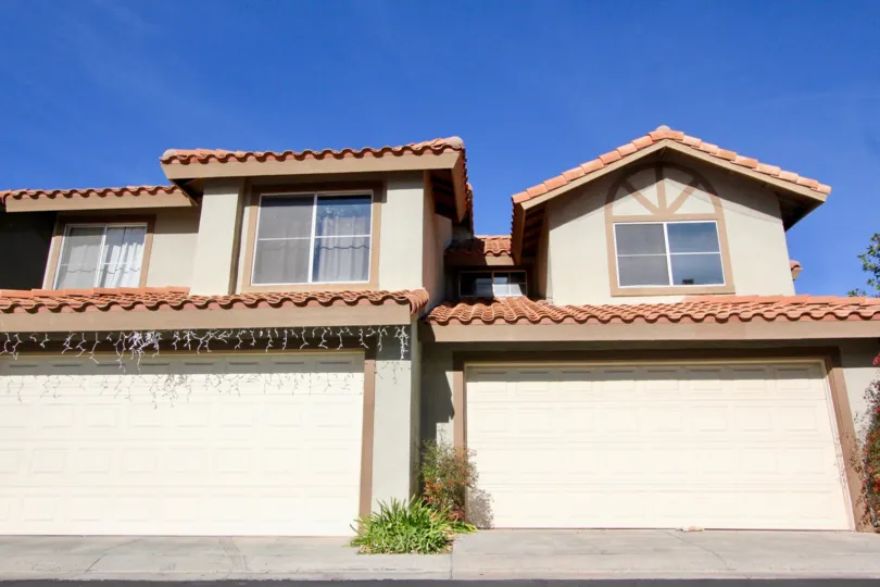 A sunny day in the area of Vista La Cuesta, ooutside, condo, windows, roof, lights, tree