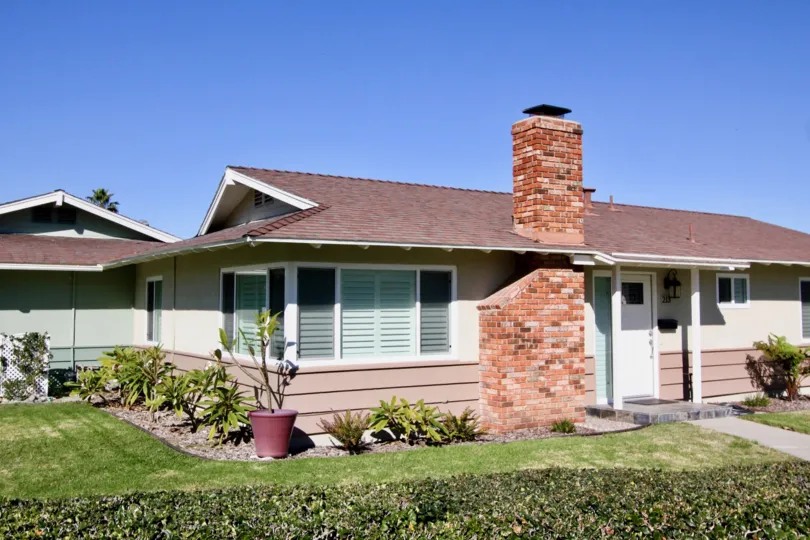 A sunny day in Bay Cliff Village housewith beautiful GARDEN