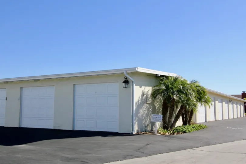 the bay cliff village is a fully parking place of the san clemente city in california
