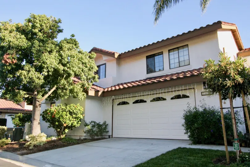 Beautiful sandstone detached home, single car garage in Casablanca, CA