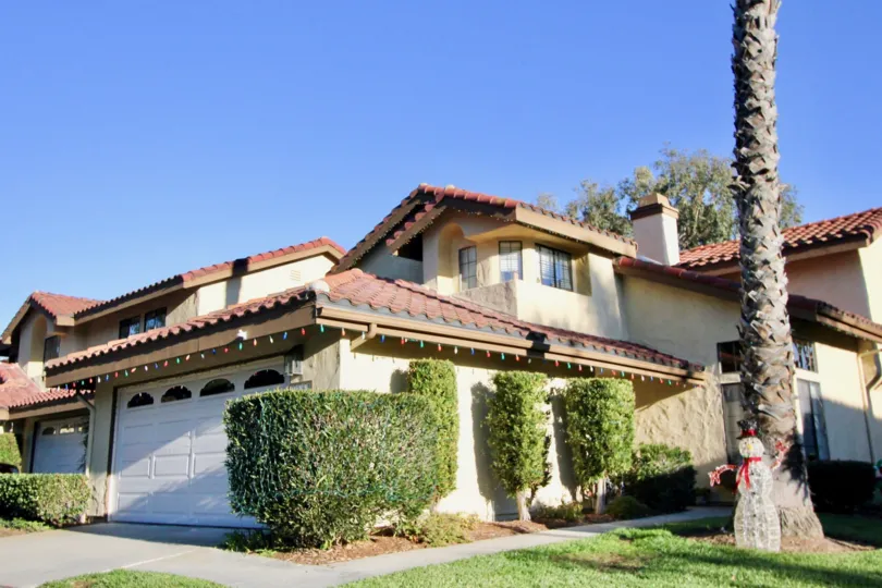 Beautiful sandstone detached home, single car garage in Casablanca, CA