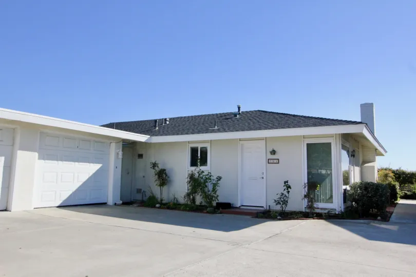 Colony Cove is a beach close senior community here in San Clemente. That means that if you are 55 years old or more than you qualify to live in Colony Cove. This is a great community that is located on the bluff on the north side of town.