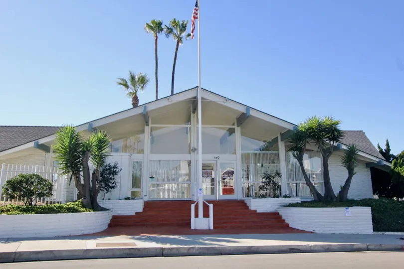 Colony Cove is a senior 55+ community located right next to the beach in San Clemente. Perched on top of a cliff overlooking the ocean on "Camino San Clemente" street in the community of Colony Cove. The properties located here are basically small individ