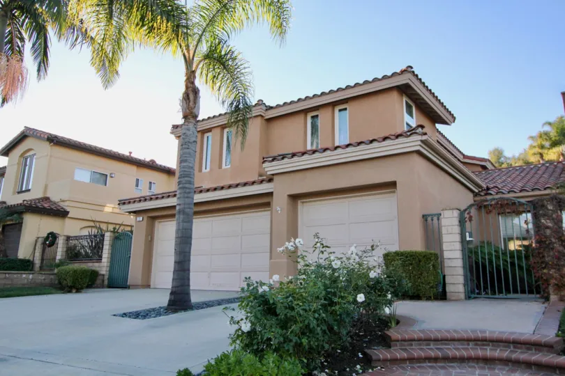 A bright day in the Del Cabo Estates with a building and palm tree.