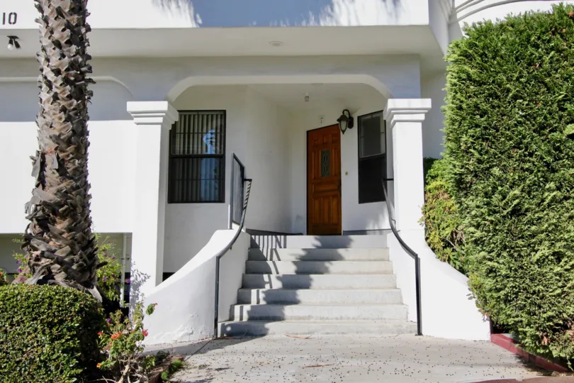 The Dolphin Cove Villas in Prestigious SW San Clemente. Short walk to State Beach and Ocean View Park. Beautiful Large Patio with Fantastic Ocean View. Large open floor plan with 2 master suites, both with Jacuzzi tubs. Washer & Dryer. Refrigerator pots,